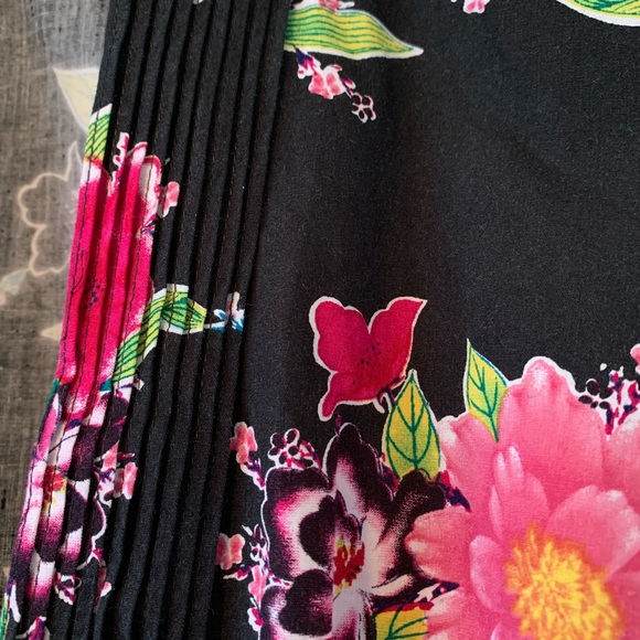 Unique fitted jacket with Chinoiserie details - Picture 5 of 9